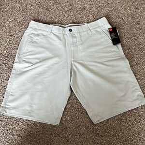 UA Men’s Golf Cream Shorts with Heat Gear Tech